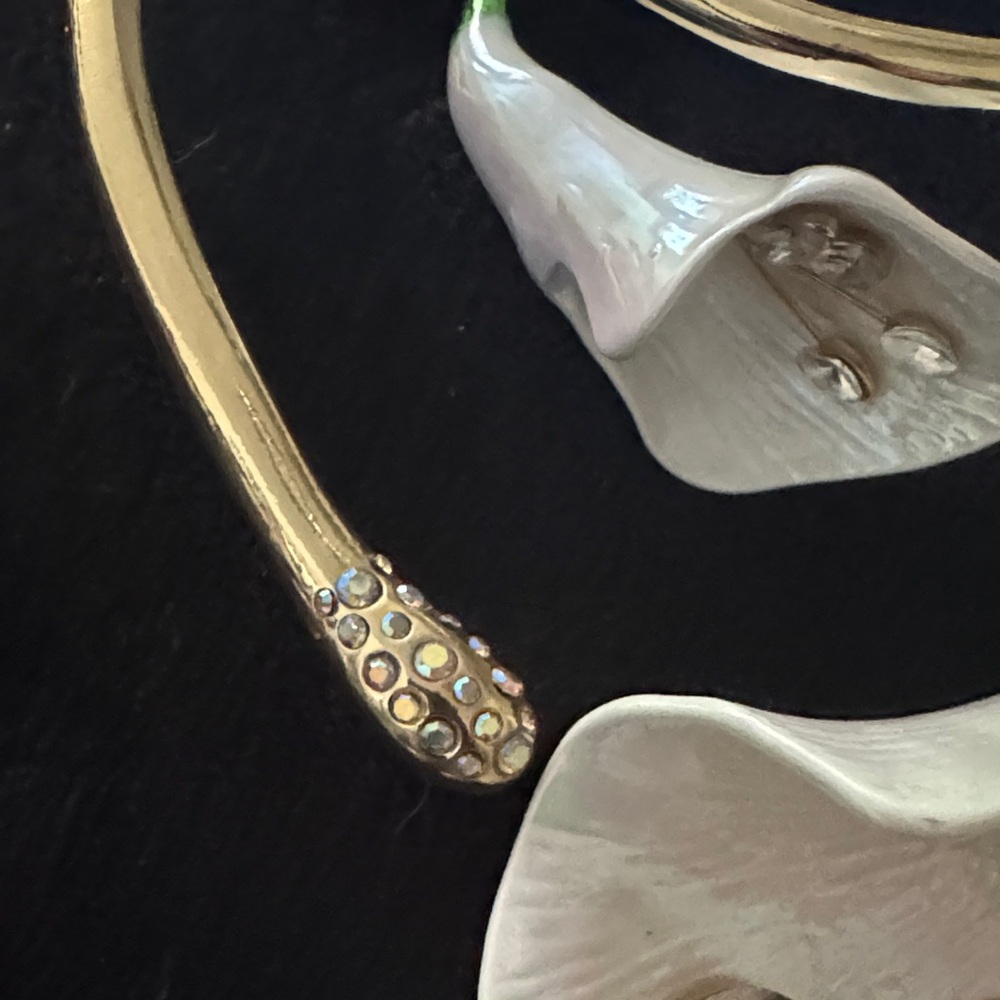 Betsey Johnson White Calla Lily Necklace and Bracelet Set with Green Accents - Picture 3 of 8